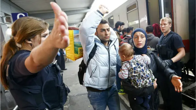 Мігранти йдуть через Європу