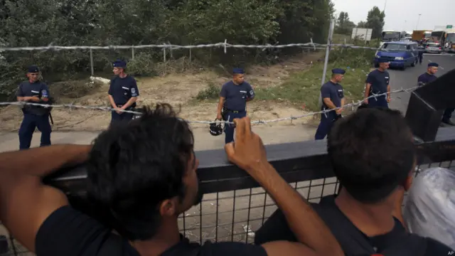 Мігранти йдуть через Європу