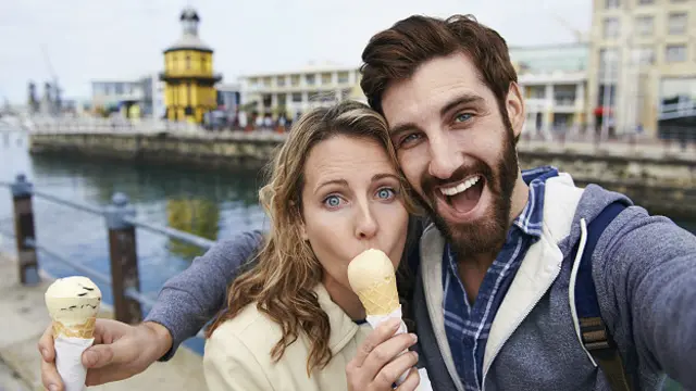 Парочка с мороженым делает селфи