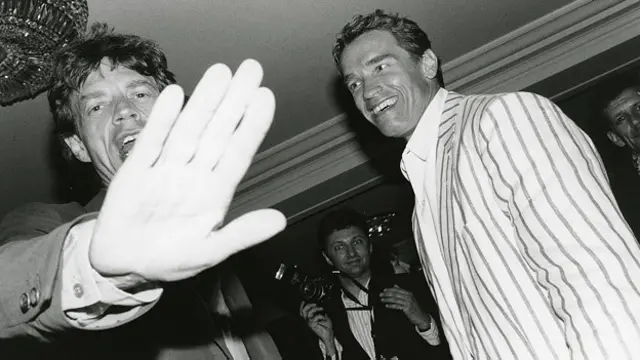 Мік Джаггер завжди був улюбленцем папараці. На цьому фото 1990 року він – в Отелі дю Кап в Антібах з Арнольдом Шварценеггером