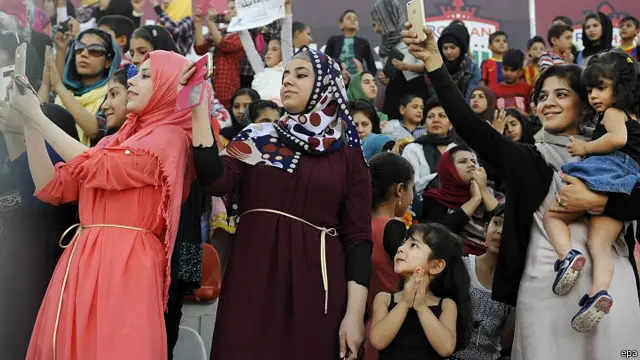 لوبغالي کې د لوبو لیدو ته د نارینه و تر څنګ، ډېر شمېر ښځینه مینه والې هم ورغلې دي.