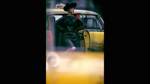 Фотограф Вільям Кляйн змішував техніку та стиль. На цьому знімку для Vogue 1962 року фотограф запозичує сюжет зі світських хронік