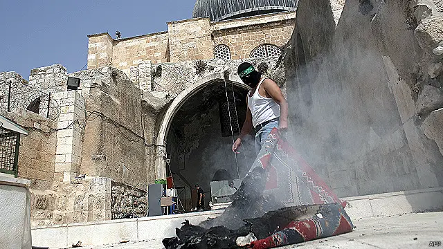 پولیس کے مسجد میں بہت آگے تک آنے کی وجہ سے مسجد کو نقصان پہنچا ہے