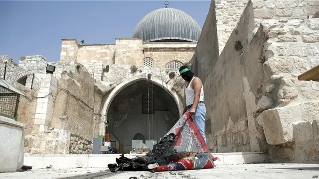 اے ایف پی کے مطابق مسجد الاقصیٰ کے ارد گرد جمع فلسطینی نوجوان مسجد کے اندر داخل ہونے والے پولیس اہلکاروں پر پتھراؤ کر رہے ہیں جبکہ پولیس کی جانب سے آنسو گیس اور سٹن گرینیڈز کا استعمال کیا جا رہا ہے۔