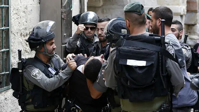 عالمی برادری کی جانب سے صبر و تحمل کی درخواست کے باوجود مشرقی یروشلم میں مسجد الاقصیٰ کے احاطے اور اس کے اطراف میں تیسرے روز بھی اسرائیلی پولیس اور فلسطینی نوجوانوں کے درمیان جھڑپیں جاری ہیں۔