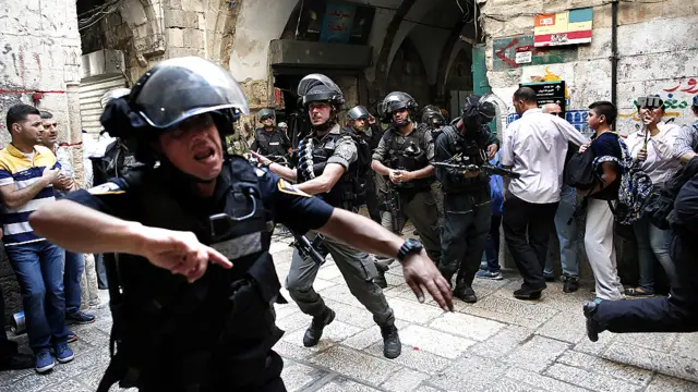 اتوار کو یہ جھڑپیں یہودیوں کے نئے سال’روش ہاشونا‘ شروع ہونے سے پہلے شروع ہوئی تھیں۔ پولیس نے کہا تھا کہ ہنگاموں کو روکنے کے لیے وہ مسجد الاقصیٰ میں داخل ہوئے۔