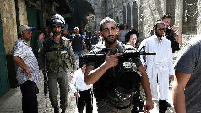 پولیس اور عینی شاہدین کے مطابق قدیم شہر کے دیگر علاقوں میں بھی فلسطینی مظاہرین اور پولیس میں جھڑپیں ہوئی ہیں۔