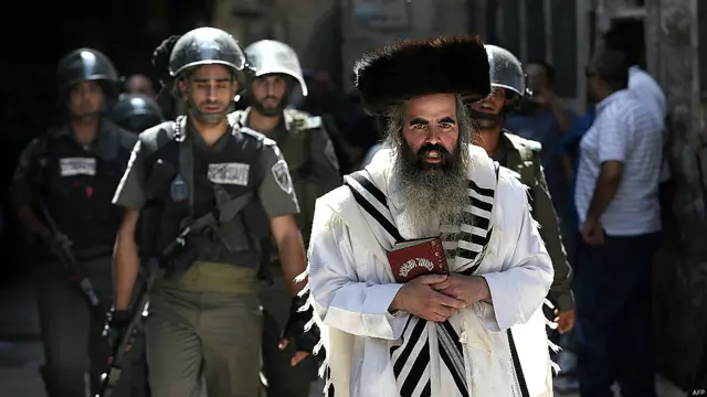 فلسطینی مظاہرین کو خدشہ ہے کہ اسرائیل ان قوانین کو تبدیل کرنا چاہتا ہے جن کے تحت یہودیوں کو مسجد الاقصیٰ کے احاطے میں داخل ہونے کی اجازت تو ہے لیکن وہ عبادت نہیں کر سکتے۔ ان خدشات پر اسرائیلی وزیراعظم پہلے ہی کہہ چکے ہیں کہ مسجد کے موجودہ قواعد و ضوابط کو برقرار رکھا جائے گا۔