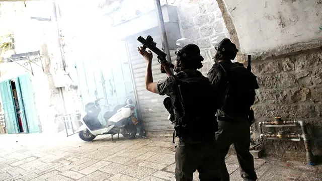 اقوام متحدہ کے سیکریٹری جنرل بان کی مون نے مسجد اقصیٰ میں ہونے والی جھڑپوں پر تشویش کا اظہار کیا ہے جبکہ ہمسایہ ملک اردن کے بادشاہ عبداللہ نے کہا ہے کہ اسرائیلی کارروائیاں اشتعال کا باعث ہیں اور اس سے دونوں ممالک کے درمیان تعلقات متاثر ہو سکتے ہیں۔