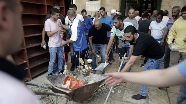 مسجد الاقصیٰ کا انتظام سنبھالنے والی اردن کی تنظیم’وقف‘ کا کہنا ہے کہ پولیس کے مسجد کے بہت اندر تک آنے کی وجہ سے مسجد کو نقصان پہنچا ہے۔