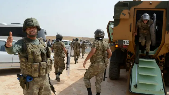 فوجی دیار بکر اور لیجہ کی شاہراہ پر بارودی سرنگوں کو ناکارہ بنانے کا کام کر رہے تھے