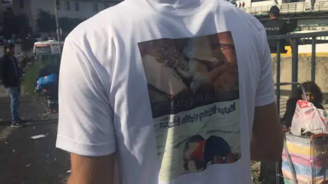Abud'un tişörtünün sırtında iki Suriyeli çocuğun fotoğrafları var. Birisi Aylan Kurdi.