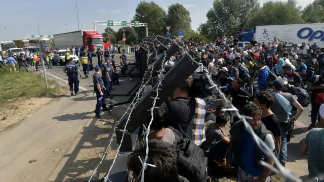 ဟန်ဂေရီ-ဆားဗီးယား နယ်စပ်က အသစ် ကာရံလိုက်တဲ့ စည်းရိုးမှာ လူ ရာနဲ့ချီ ဝင်ရောက်ဖို့ စောင့်ဆိုင်းနေ။