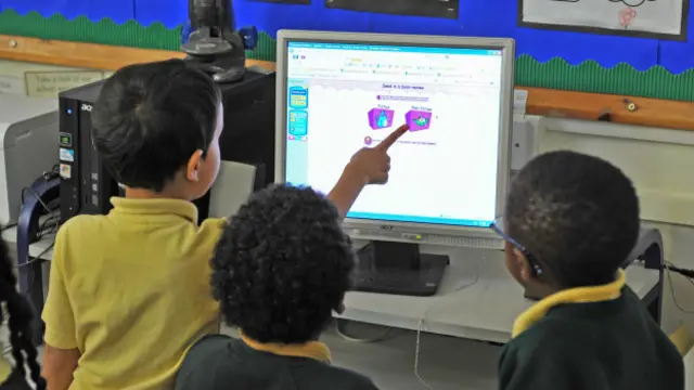 Школьники перед компьютером