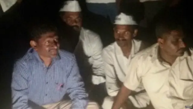 कब्रिस्तान में पहरेदराी कर रहे आईएएस अफ़सर यू सहायम