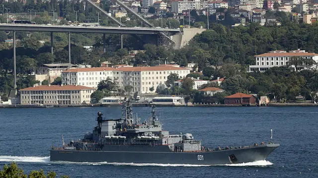 Российский десантный корабль "Александр Орловец" следует через Босфор в Средиземное море