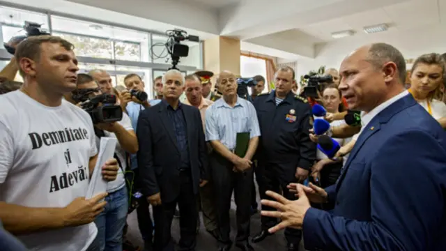 Премьер-министр Молдавии (справа) встречается с демонстрантами