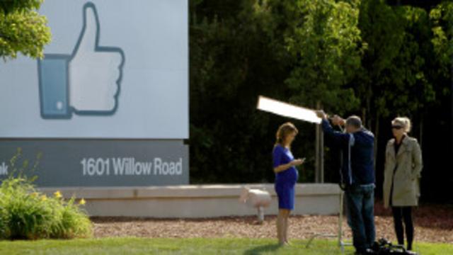 Imagen de una valla enorme con el símbolo de "Me gusta" de Facebook.