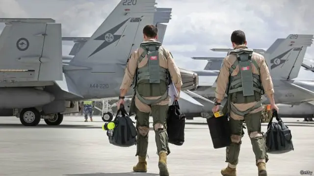 آسٹریلیا کے وزیر دفاع کیون اینڈریوز نے کہا کہ آسٹریلوی فضائیہ کے دو ہارنٹ طیاروں نے دولت اسلامیہ کے ٹھکانوں کو نشانہ بنایا ہے