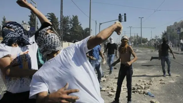 یروشلم میں اسرائیلی پولیس اور فلسطینی مظاہرین کے درمیان جھڑپیں تیسرے روز بھی جاری رہیں