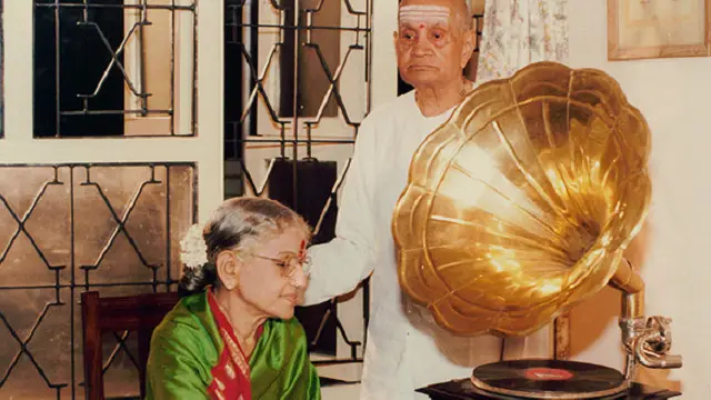 अपने पति सदाशिवम के साथ एमएस सुब्बालक्ष्मी.