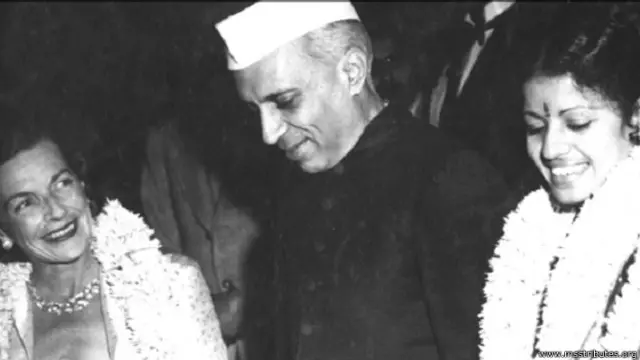 फ़िल्म मीरा के प्रिमियर पर पंडित जवाहर लाल नेहरू के साथ एमएस सुब्बालक्ष्मी.