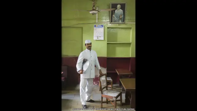 Mista Sri Kumar wani mai'aikaci a shagon sayar da shayi a Jaipur.