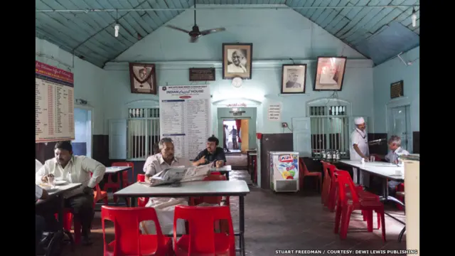 Wannan hoton cikin shagon sayar da shayi na Kollam ne a Indiya.