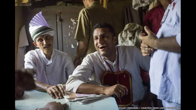 Ma'aikatan shagon sayar da shayi suna hira da kyakyatawa lokacin da suke hutun rabin lokaci a ofishinsu a shagon Kottayam da ke Kerala.