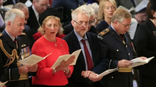 බොත්තම නොපියවූ කමිසය සහ ජාතික ගීය නොගයන ජෙරමි කෝබින්