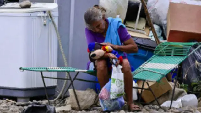 Miles de colombianos se han ido de Venezuela después de que el gobierno allanó sus barrios porque eran "bases paramilitares". 