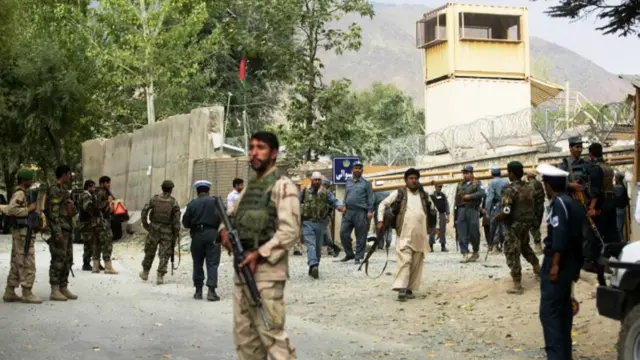 چارواکي وايي، په برید کې څلور کسان وژل شوي، چې یوه مېرمن او یو ماشوم او دوه امنیتي کسان دي.