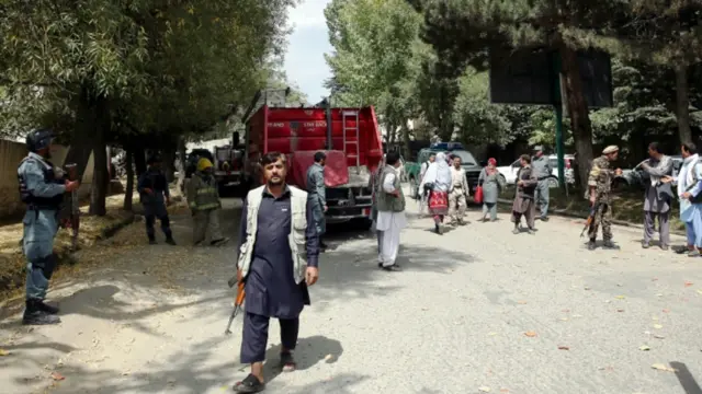 چارواکي وايي، د ډاینا پر سر د انګورو کرېټونه وو، او لاندې ترې چاوېدونکي توکي ځای پرځای شوي وو