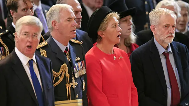 Ông Jeremy Corbyn (bìa phải) đứng nghiêm nhưng không hát bài God Save The Queen