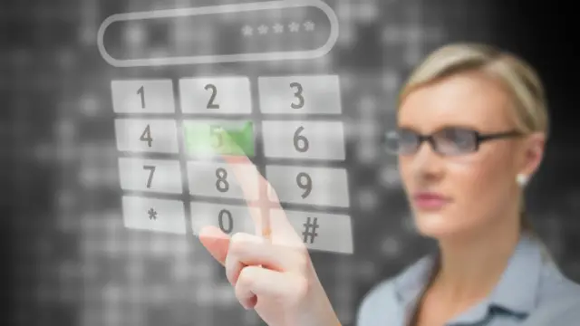 Mujer marcando contraseña