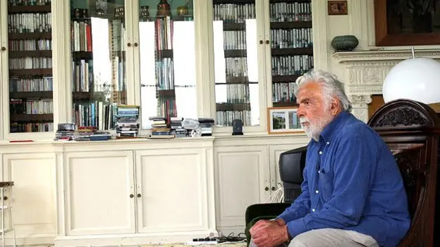 ابراهیم گلستان میگفت به تهران برگشتم که فیلم 'اسرار گنج دره جنی' را بسازم. میگفت احساس میکردم ساختن این فیلم را به مردم ایران مدیونم.