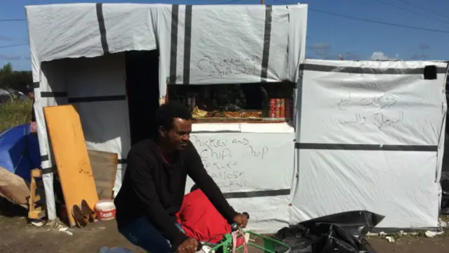 چکن اینڈ چپس نامی اس دکان کی مقبولیت اس لیے زیادہ ہے کیوں کہ اس کے برابر میں ہی ایک نائٹ کلب بھی ہے