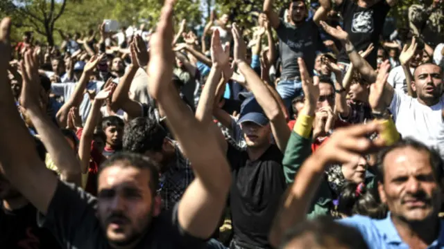 بشار اسد این نظر را تکذیب کرده که پناهجویان سوری به خاطر حملات ارتش به خارج میگریزند