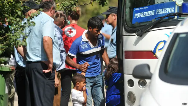 Algunos llegaron a Sid, un pueblo fronterizo serbio, y de allí cruzaron a Tovarnik, del lado croata, el miércoles por la mañana.
