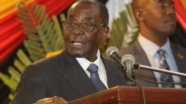 Zimbabve prezidenti Mugabe avqustun 25-də müxalifət tərəfindən küyə basılmasına məhəl qoymadan çıxışını oxuyub.