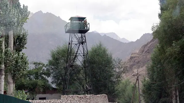 Таджикский солдат на смотровой вышке