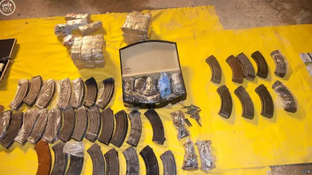 صورة وزعتها وكالة الأنباء السعودية لما تقول إنها ذخيرة ومتفجرات عُثر عليها في الموقعين.
