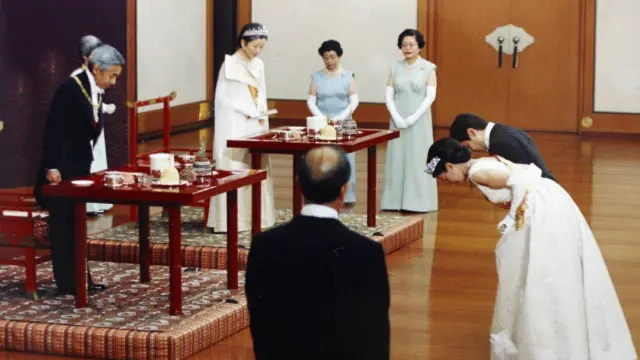 Nhật hoàng Akihito đón con trai và con dâu ngày cưới ở Hoàng cung (09/06/1993) trong khung cảnh đơn sơ