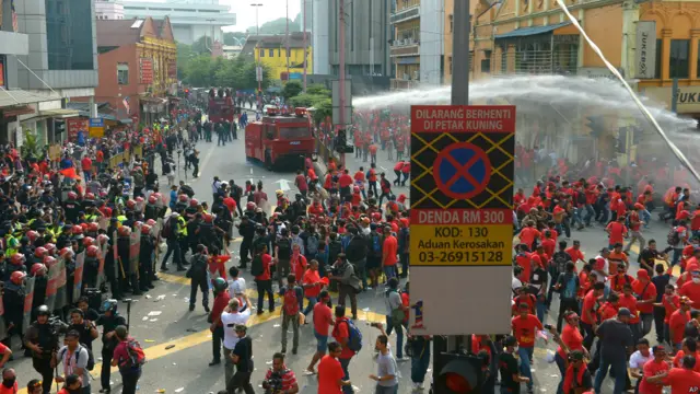 Meriam air digunakan untuk membubarkan para pengunjuk rasa di Petaling Jaya.