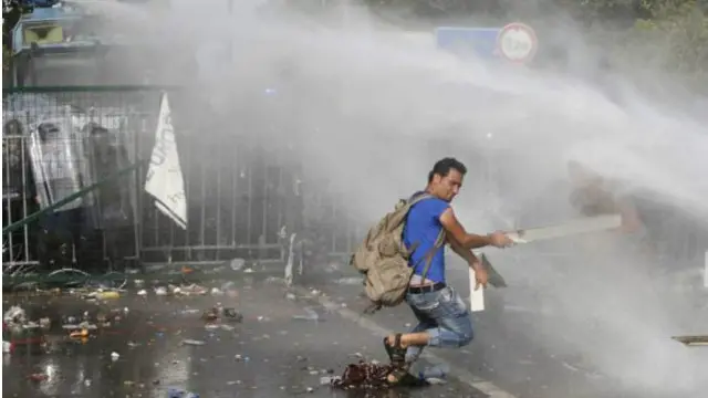 د سربیا او هنګري پر پوله وروسته له هغه نښتې رامنځ ته شوې چې پولیسو د روزکې ښارګوټي ته نږدې د اوښتو یوه عمده لاره وتړله.