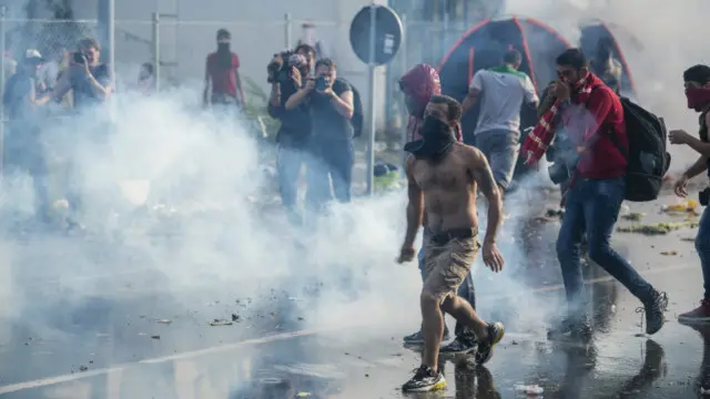 سربیا کی حدود میں آنسو گیس سے متاثرہ تارکین وطن کو طبی امداد فراہم کی گئی