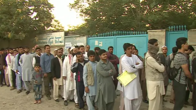 کابل کی سخت سردی میں صبح سویرے پاسپورٹ آفس کے باہر لوگوں کی لمبی قطار