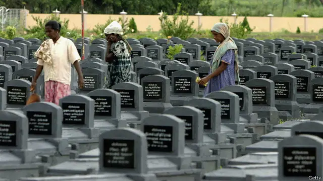 श्रीलंका के जाफना में बनी तमिल विद्रोहियों की कब्रें.