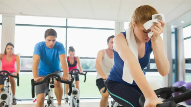 Personas en una clase de spinning