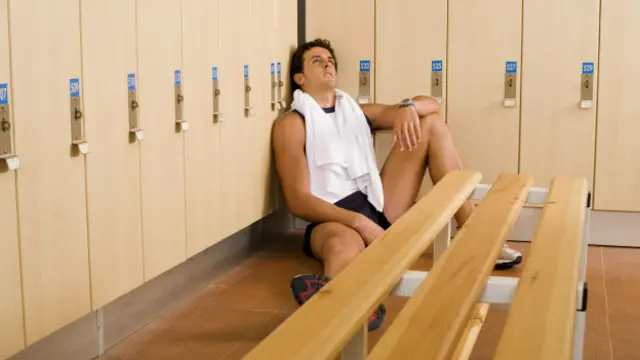 Una persona en los baños de un gimnasio